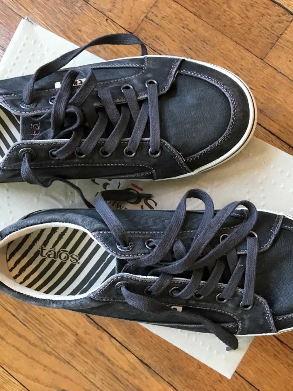 taos size 9.5 sneakers